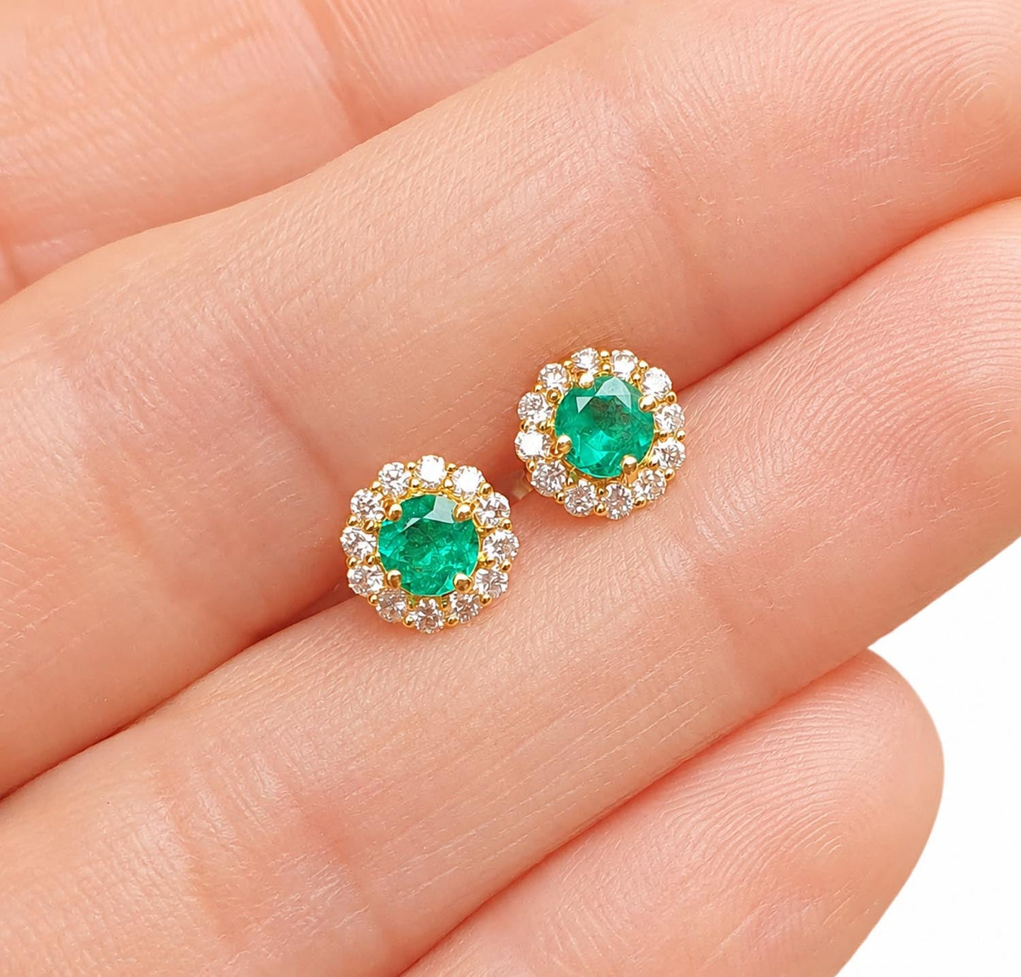 18K Gold Emerald Diamond Earrings – detail view