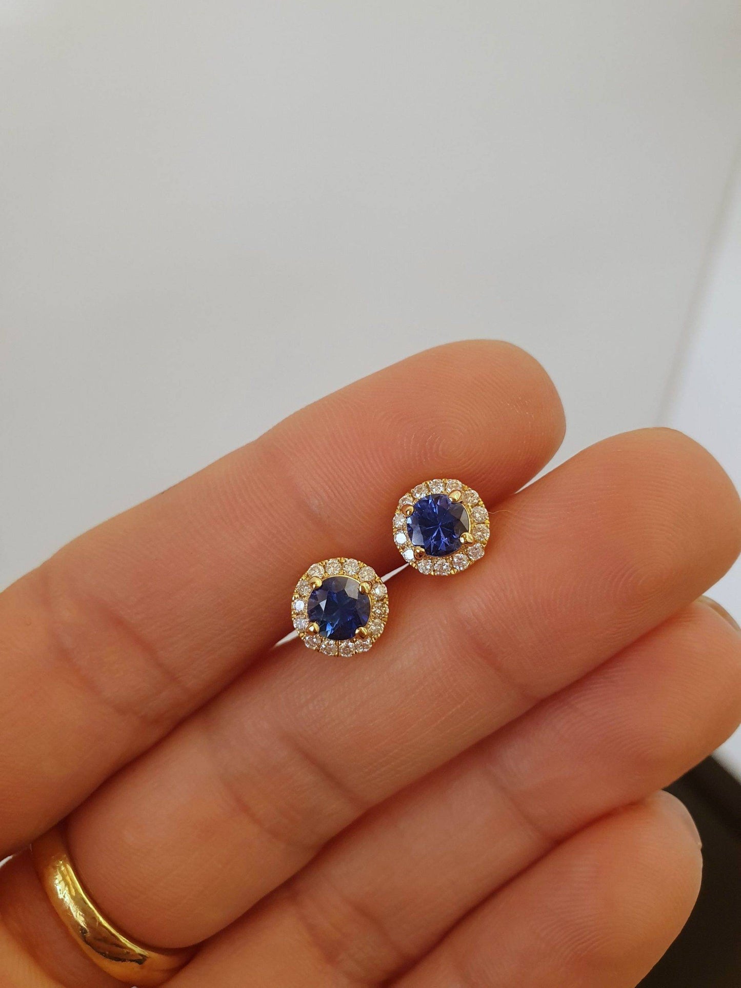 18K Yellow Gold Natural Sapphire Studs Earrings