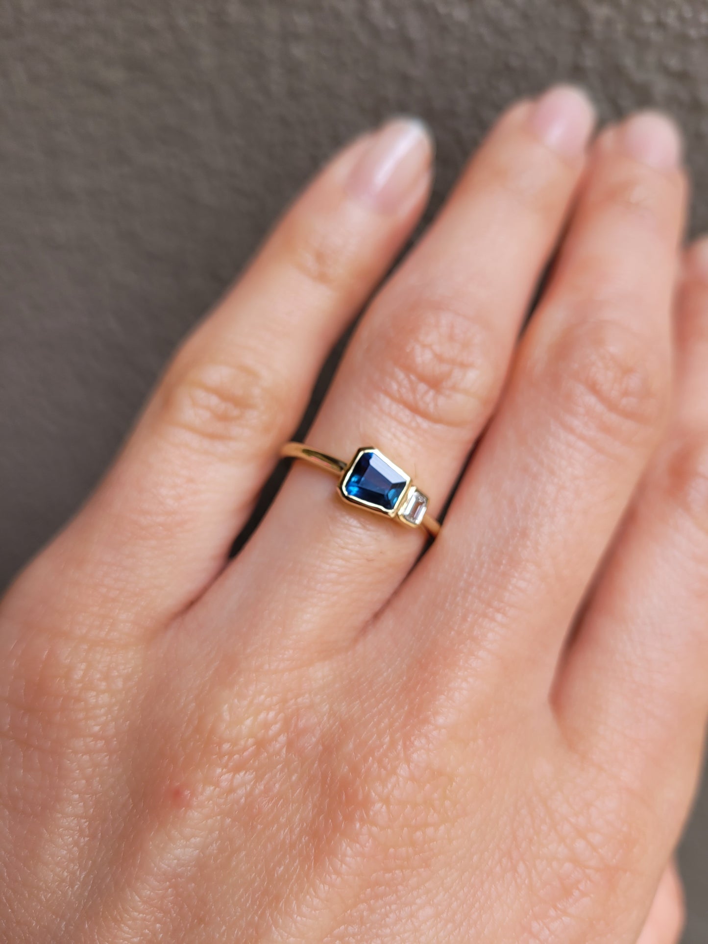 Teal Blue Sapphire and Diamond Ring in 18K Yellow Gold