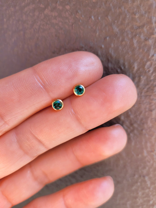 Natural Emerald Stud Earrings – Bezel Set in 18K Yellow Gold