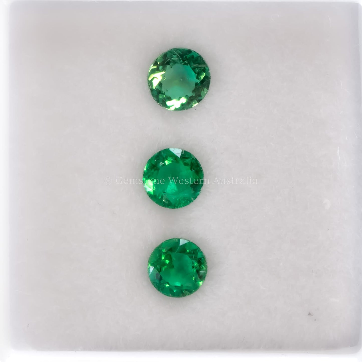 0.57 CT NATURAL COLOMBIAN EMERALDS - 3 PCS SET - ROUND CUT
