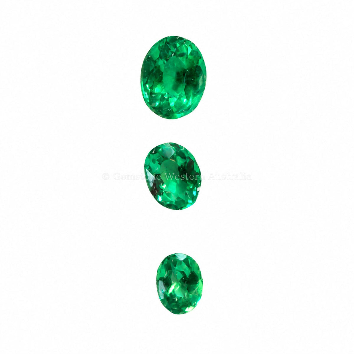 Set of three natural Colombian emeralds totalling 0.74 ct, oval cut