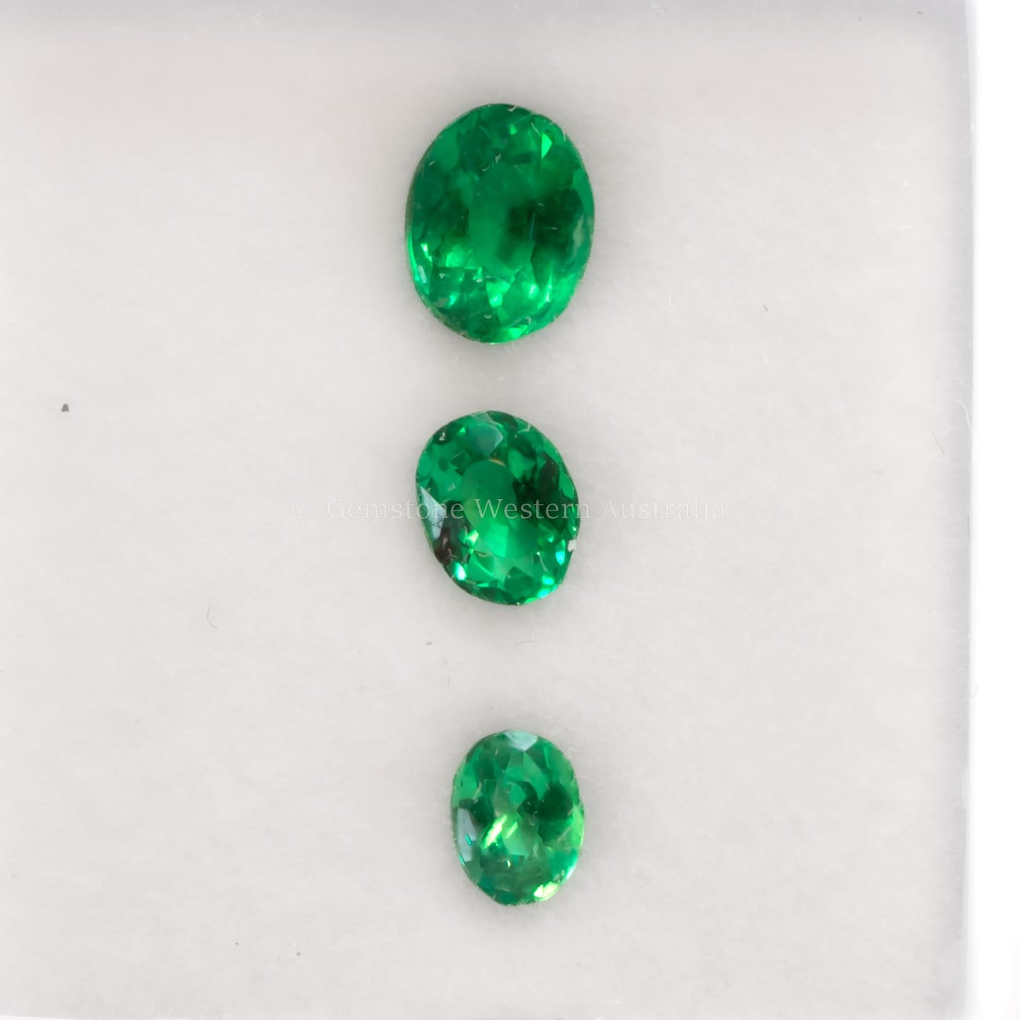 0.74 CT NATURAL COLOMBIAN EMERALDS - 3 PCS SET - OVAL CUT