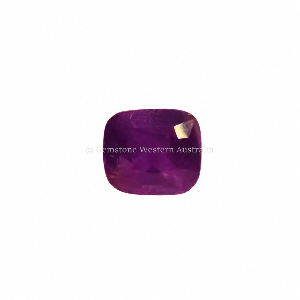 0.45 ct alexandrite under warm light showing its colour change