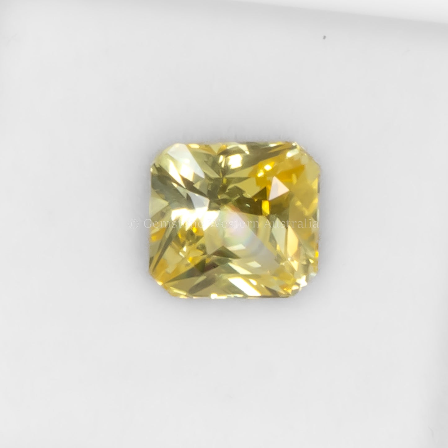 2.52 CT NATURAL UNHEATED YELLOW SAPPHIRE - OCTAGON SCISSORS CUT