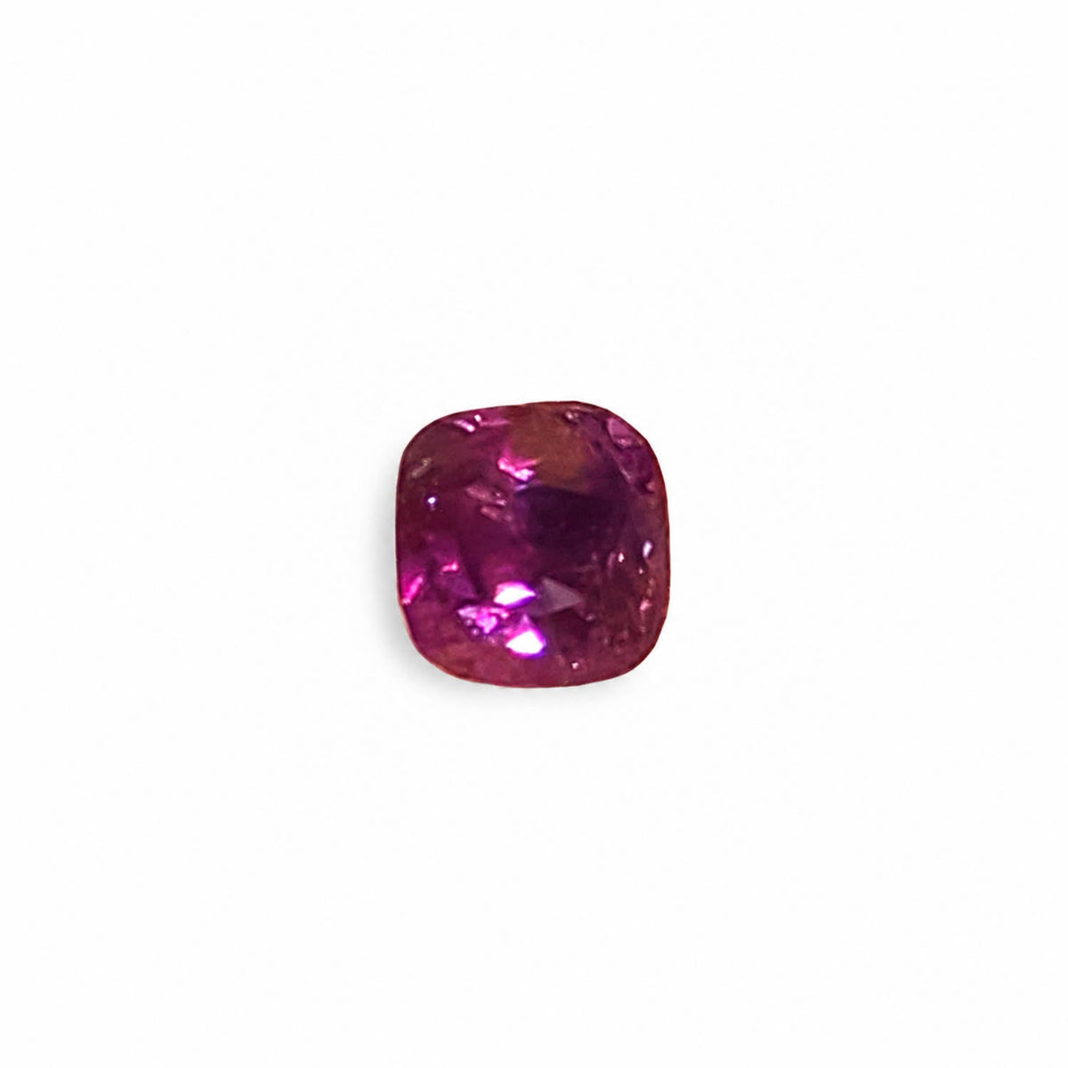 0.90 ct alexandrite under warm light showing its colour change