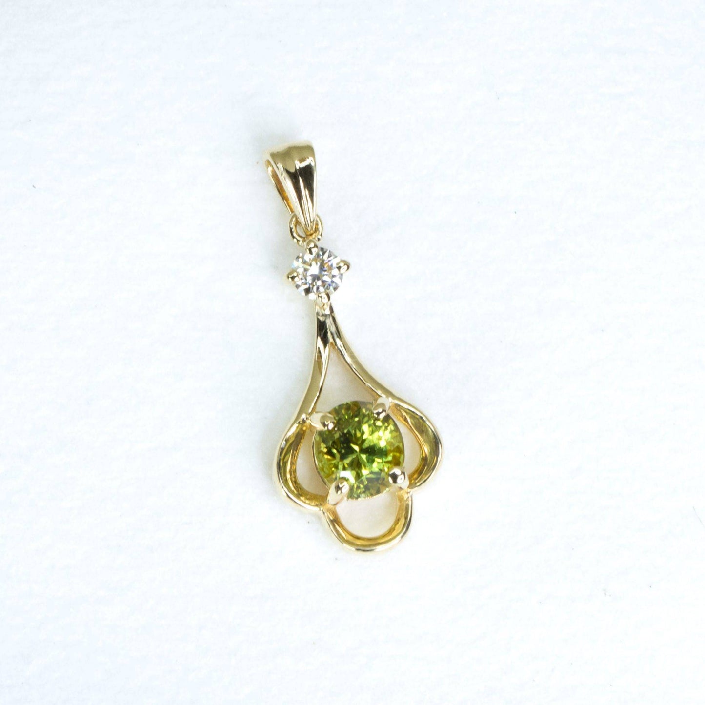 Oval Cut Alexandrite Pendant in 18K Yellow Gold