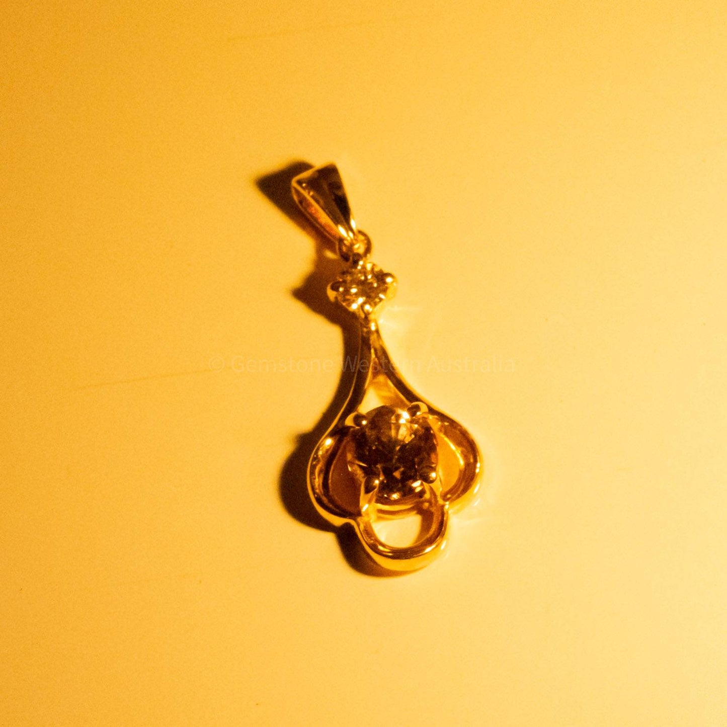 Oval Cut Alexandrite Pendant in 18K Yellow Gold