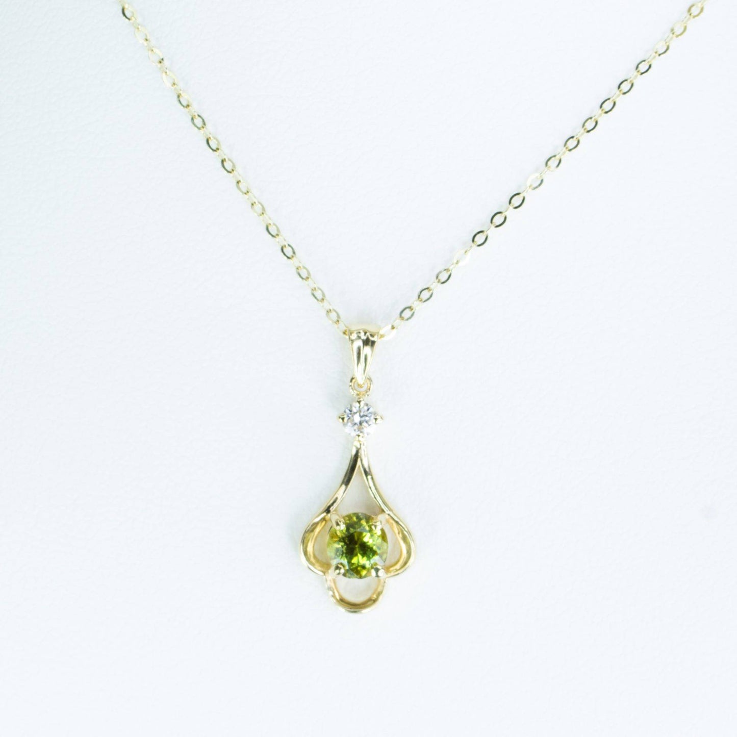 Oval Cut Alexandrite Pendant in 18K Yellow Gold