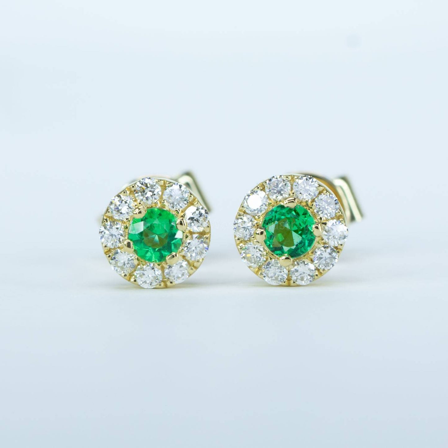 Natural emerald stud earrings in 18K gold | Colombian Emerald Earrings