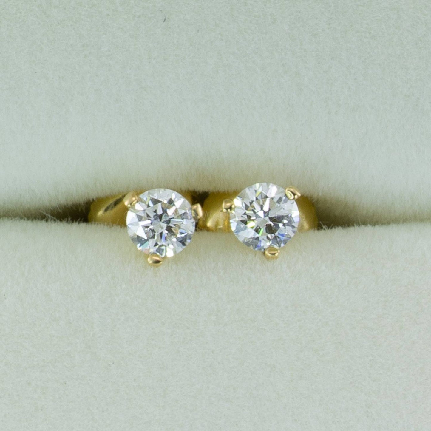 F VS Round Diamond Stud Earrings in 18K Yellow Gold