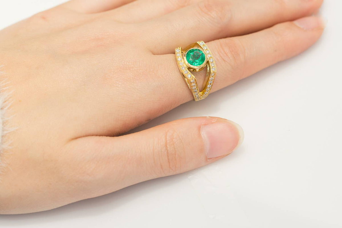 Colombian Emerald and Diamond State Ring 18K Yellow Gold