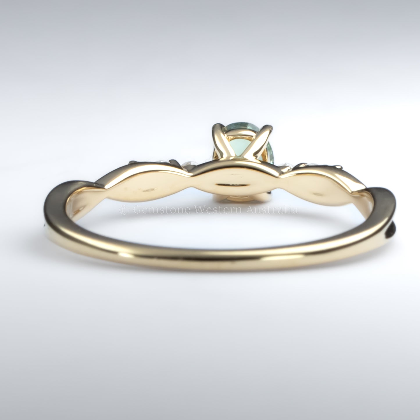 Natural Alexandrite and Diamond Ring 0.33ct in 18K Yellow Gold