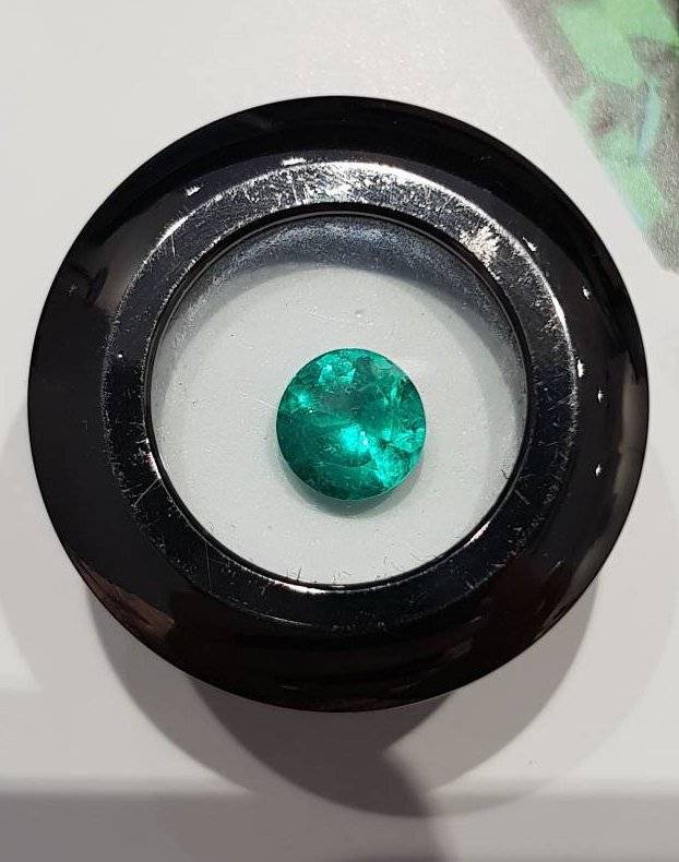 Natural Colombian emerald oval 1.80 carats green FGAA certificate. Loose emerald