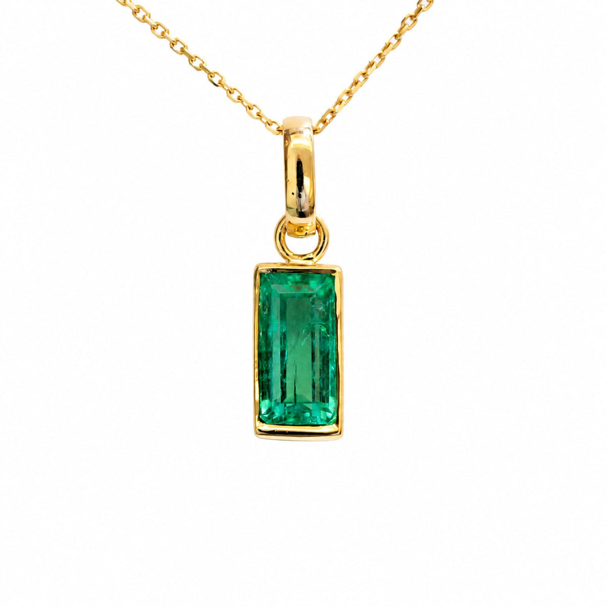 2.32 ct Colombian emerald pendant in 18K yellow gold on a fine gold chain
