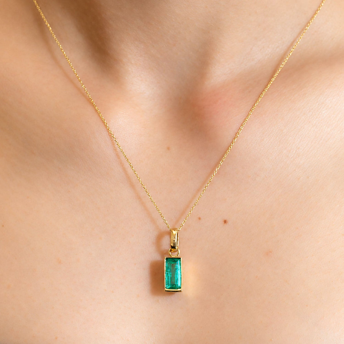 Colombian emerald pendant worn on the neck on an 18K gold chain