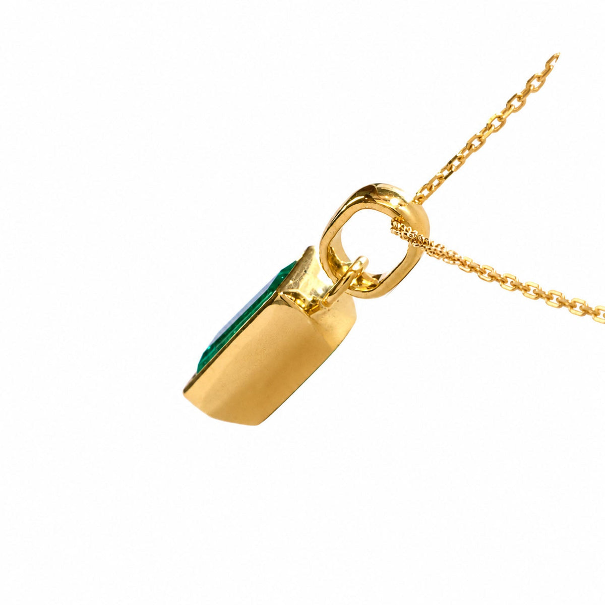 Profile view of the emerald pendant bezel in 18K yellow gold