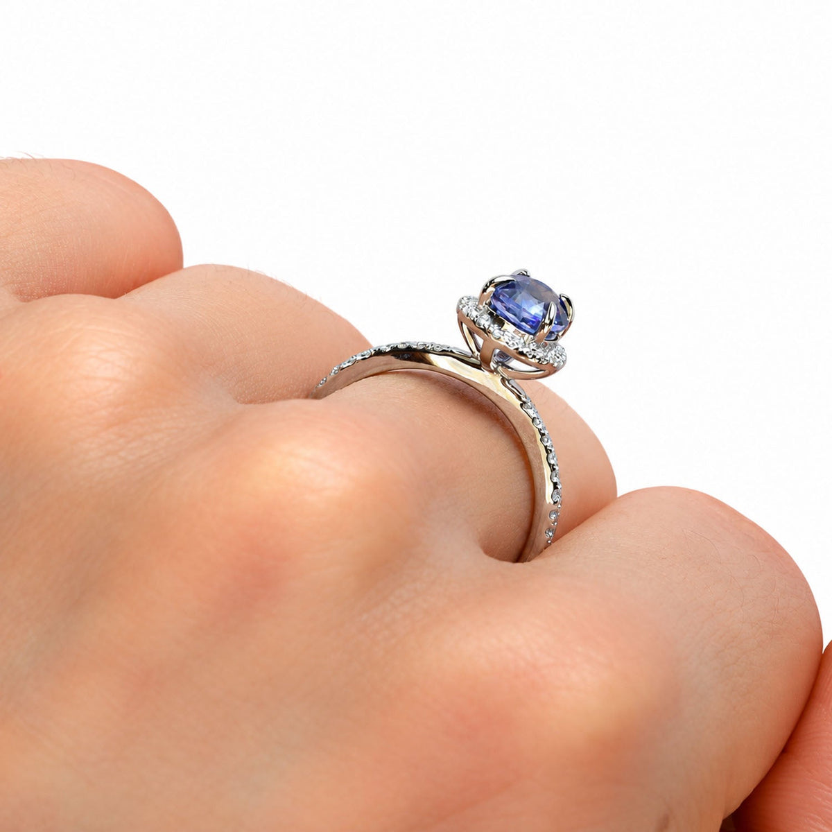 Side profile of the sapphire halo ring on the finger