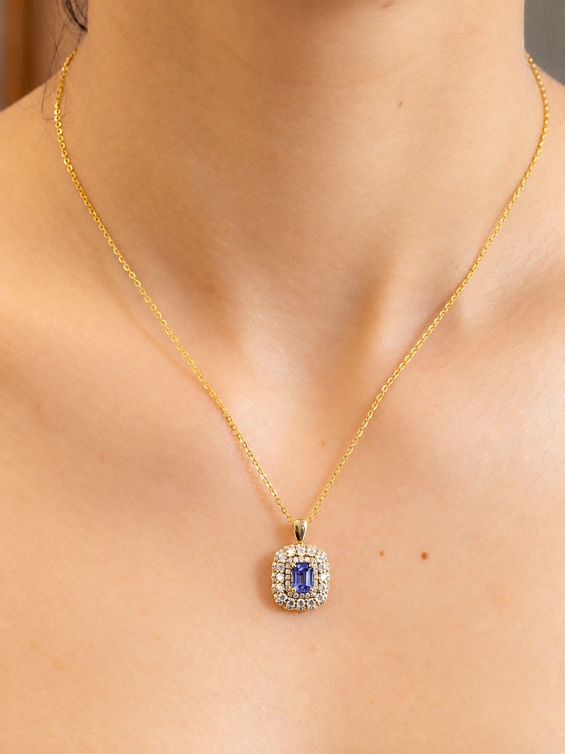 Ceylon sapphire pendant worn on the neck on an 18K gold chain