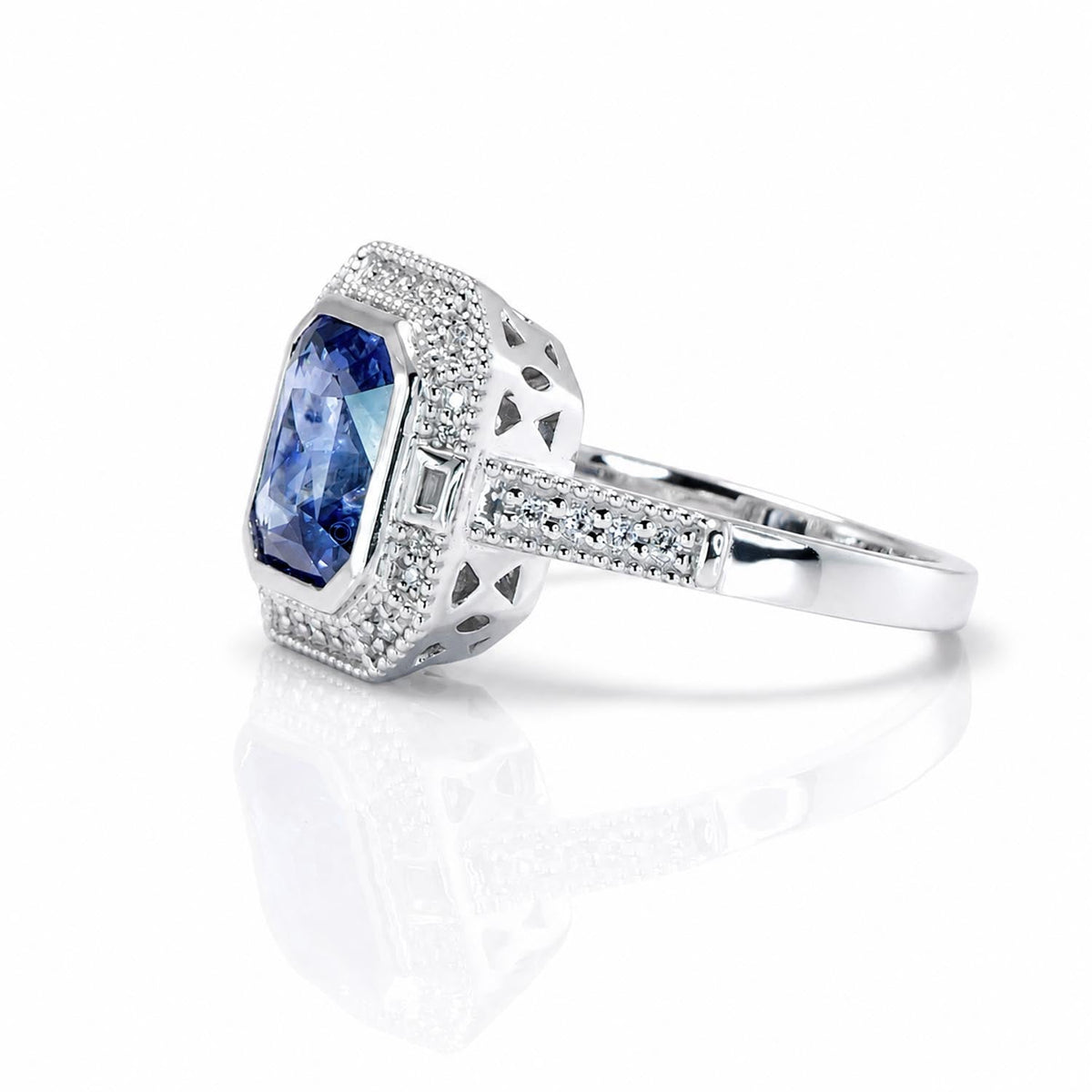 3 carats Unheated Sapphire Platinum Ring – side view