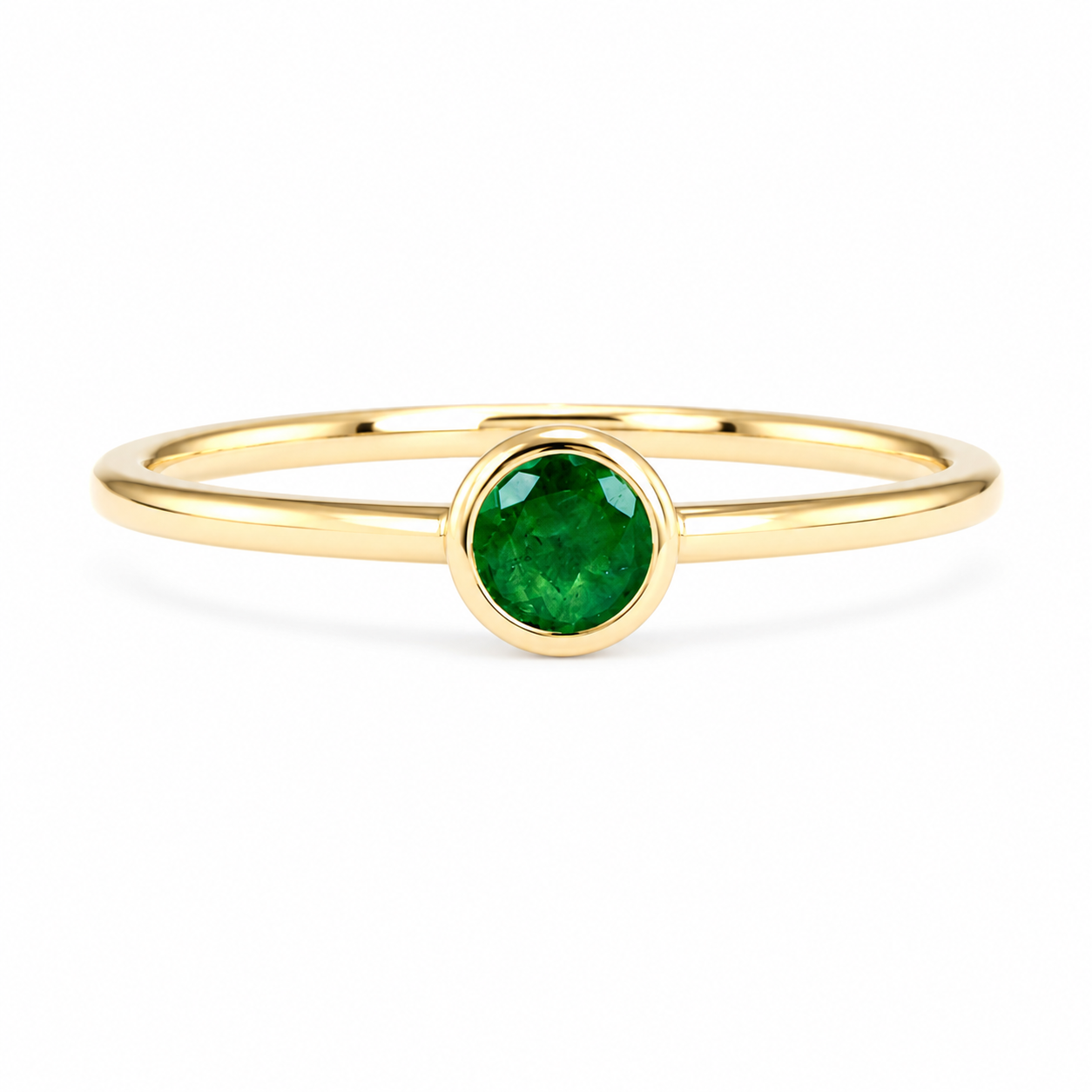 Petite 9K Yellow Gold Ring with Natural Colombian Emerald – detail view
