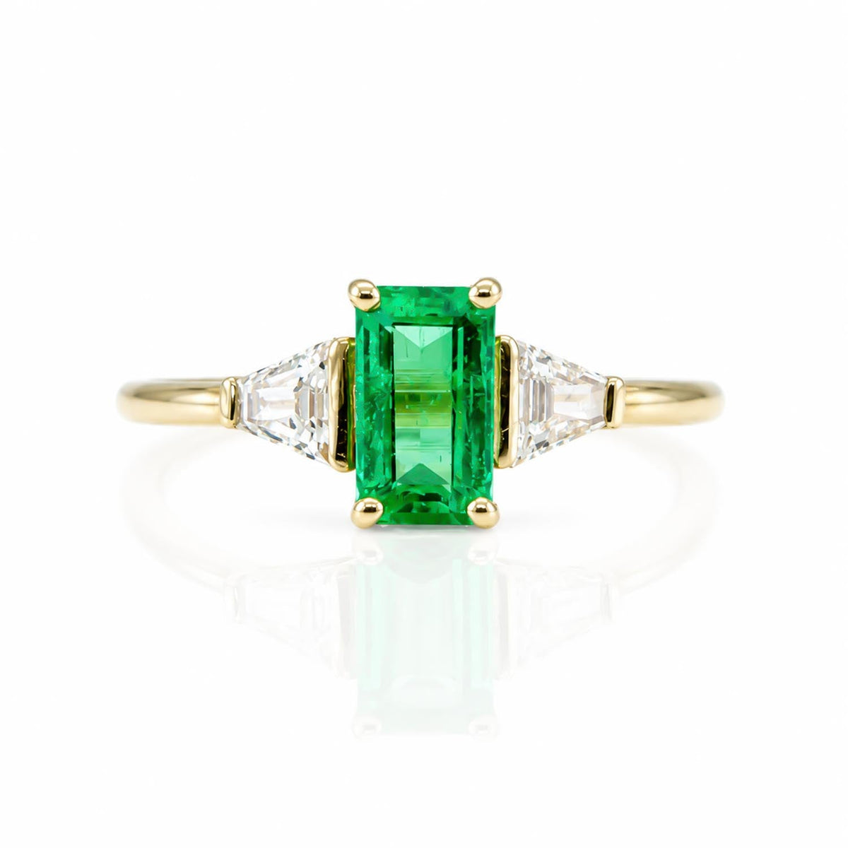 Close detail of the 0.68ct Colombian emerald and diamond ring in 18K yellow gold