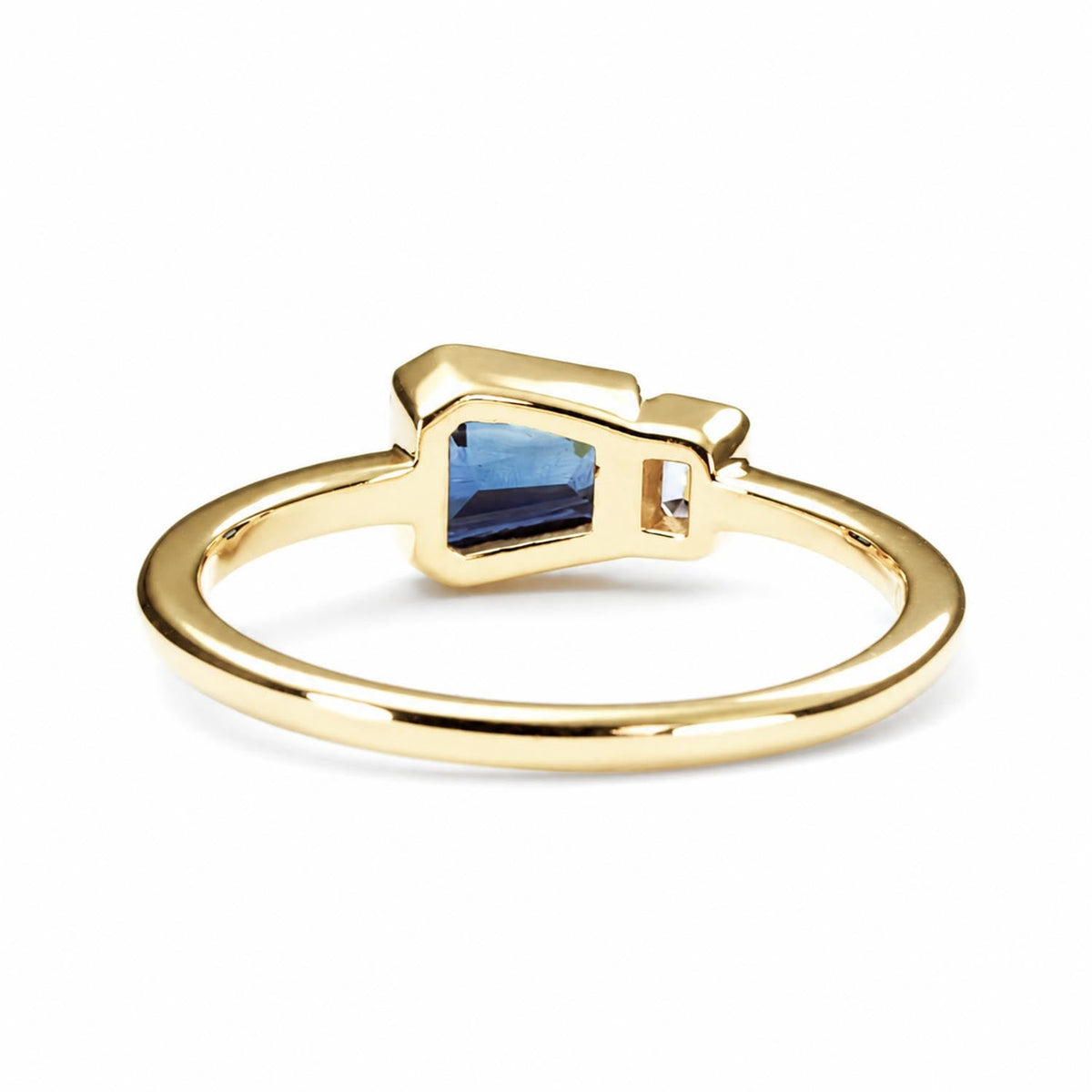 Side profile of the teal blue sapphire and diamond ring in 18K yellow gold