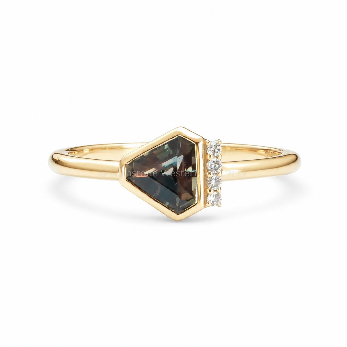 Asymmetrical natural sapphire ring in 18K yellow gold with prong set diamonds