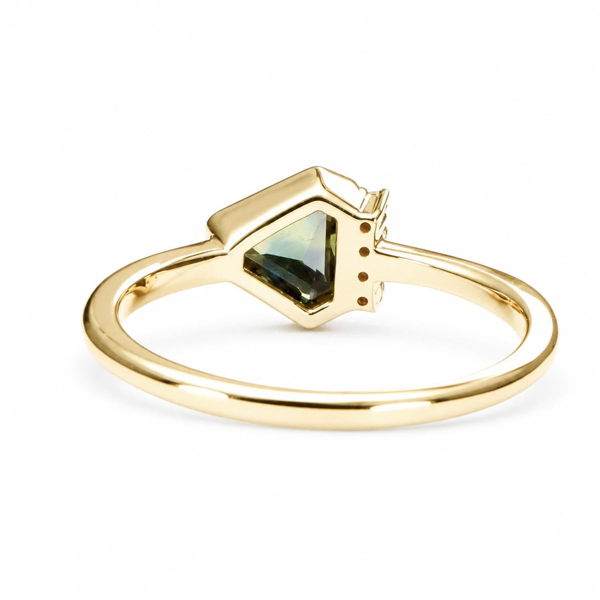 Close detail of the multicoloured natural sapphire set in 18K yellow gold