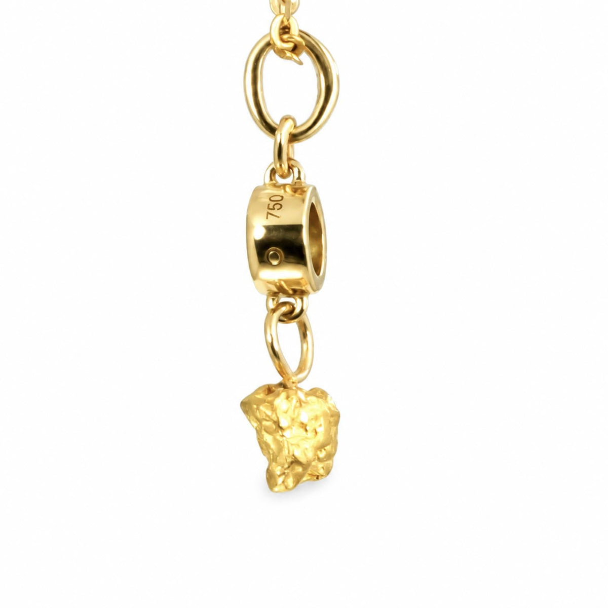 Gold nugget and Australian sapphire pendant in 18K yellow gold, close detail
