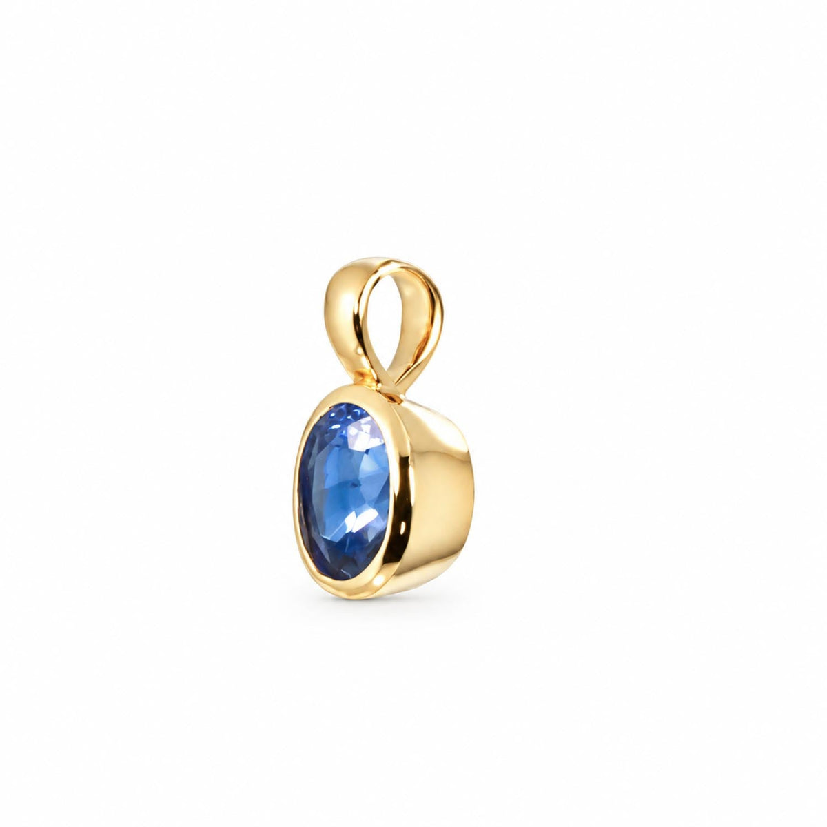Close detail of the natural cornflower blue sapphire in 18K yellow gold