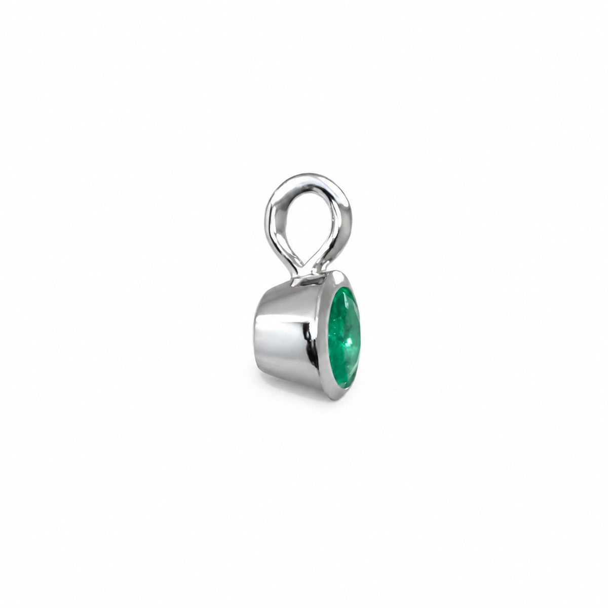 Colombian emerald pendant in platinum 950 shown at an angle