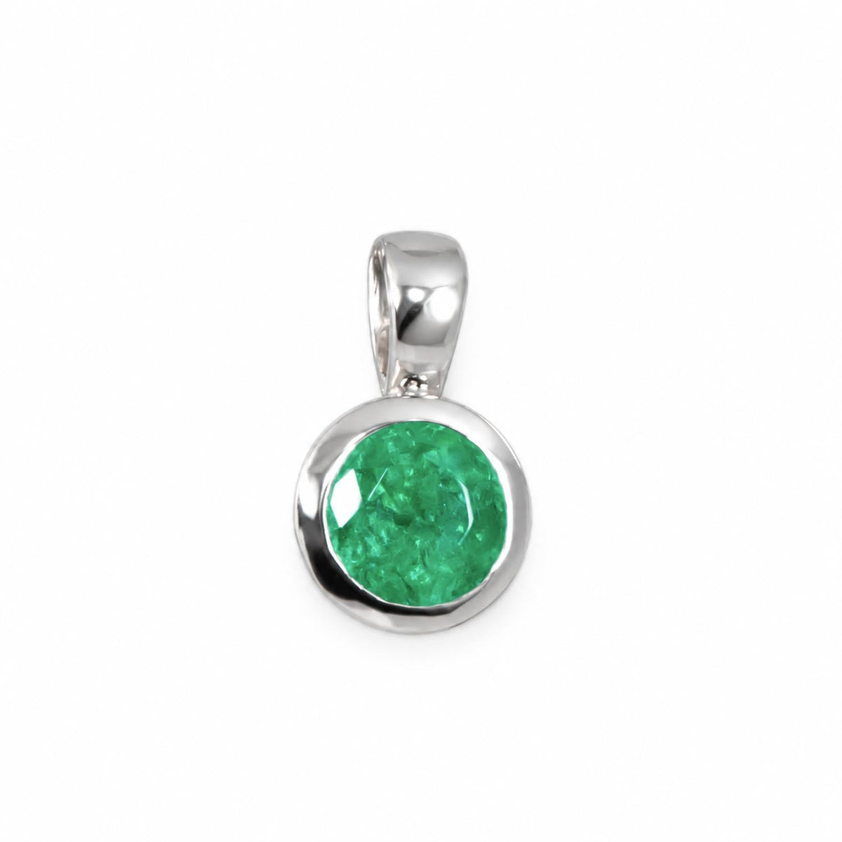 Side view of the round Colombian emerald platinum pendant