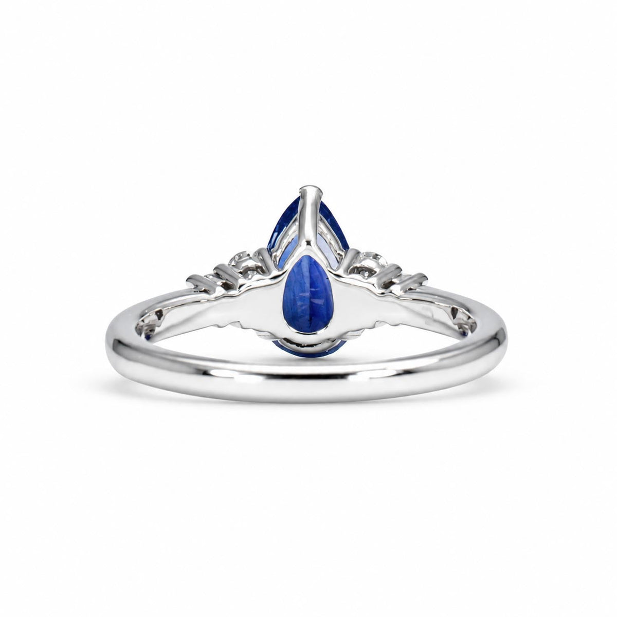 Close detail of the pear cut royal blue sapphire centre stone