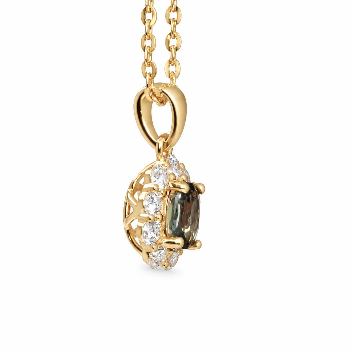 Close detail of the 0.34ct natural alexandrite and halo in gold
