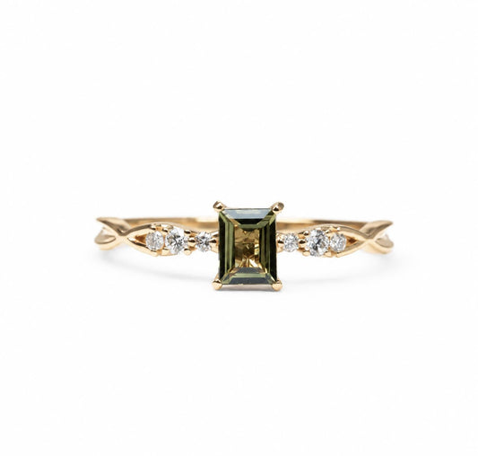 Natural alexandrite and diamond ring 0.38ct princess cut in 18K yellow gold
