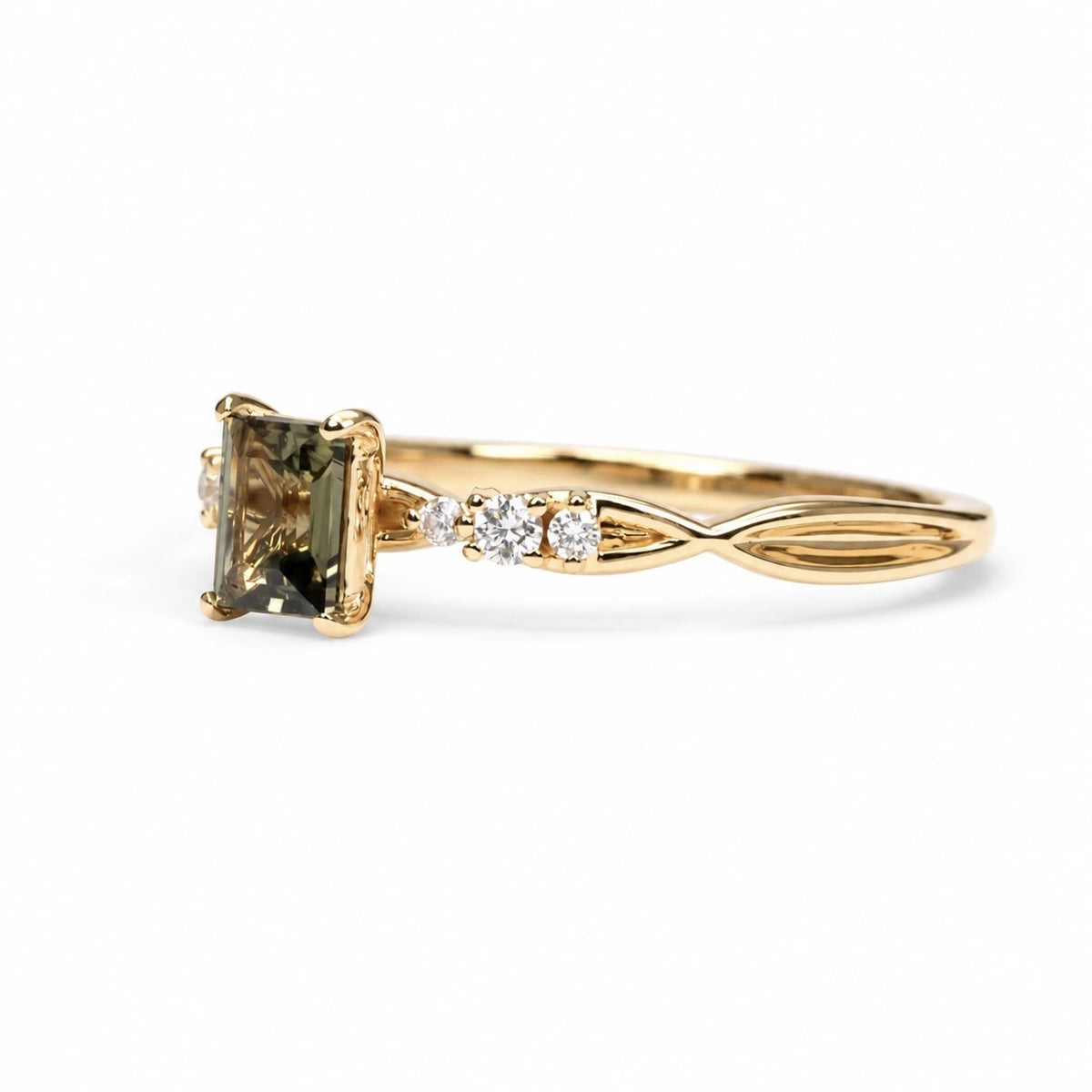 Princess cut alexandrite and diamond ring in 18K yellow gold, angled view