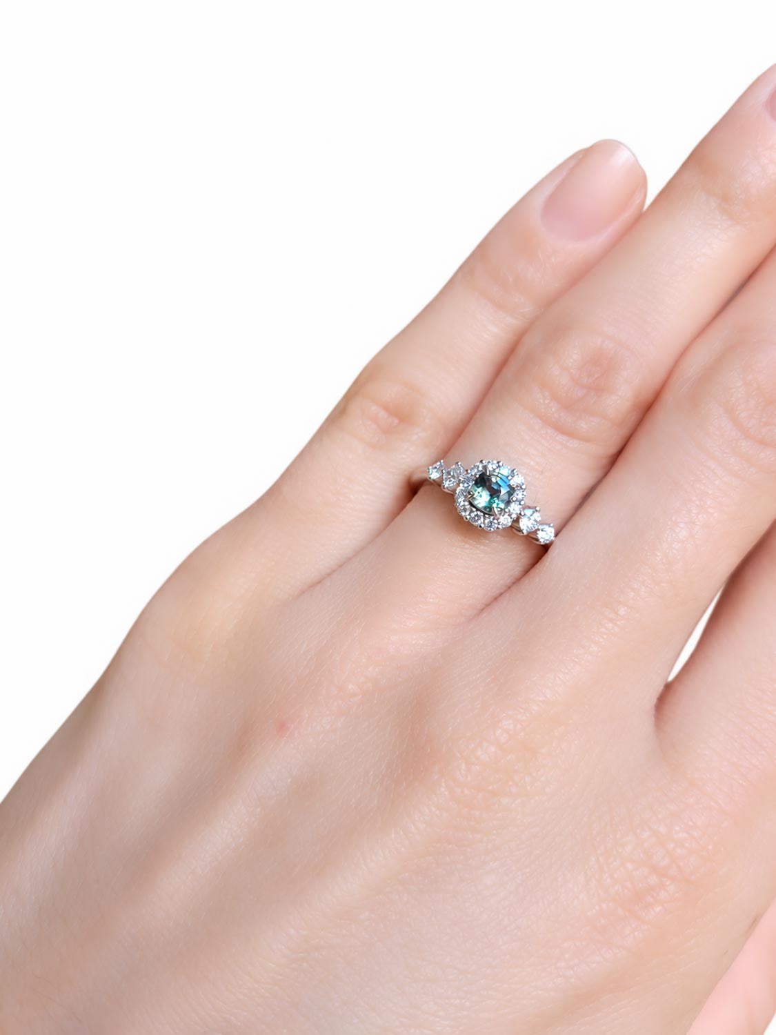 Side profile of the alexandrite and diamond halo ring in gold