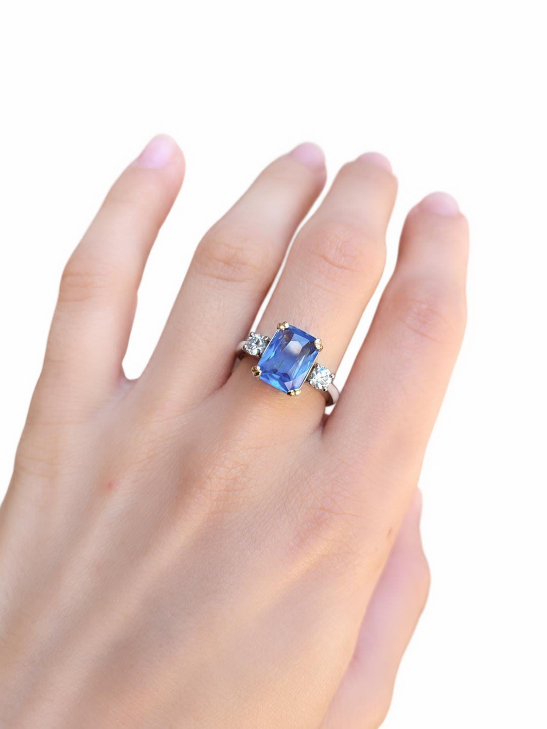 Close detail of the 4.60ct unheated blue sapphire centre stone