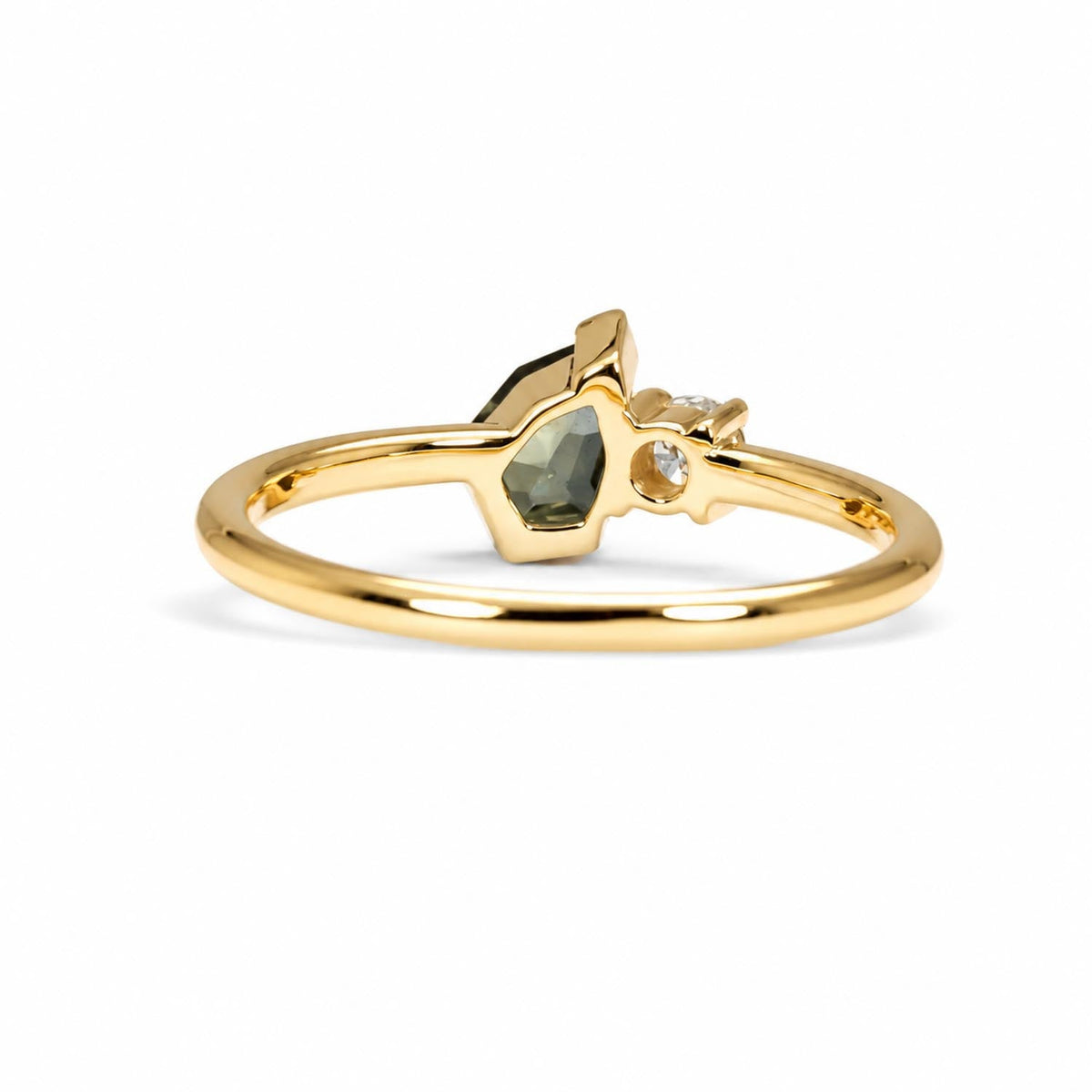 Close detail of the shield cut teal sapphire and diamond toi et moi setting