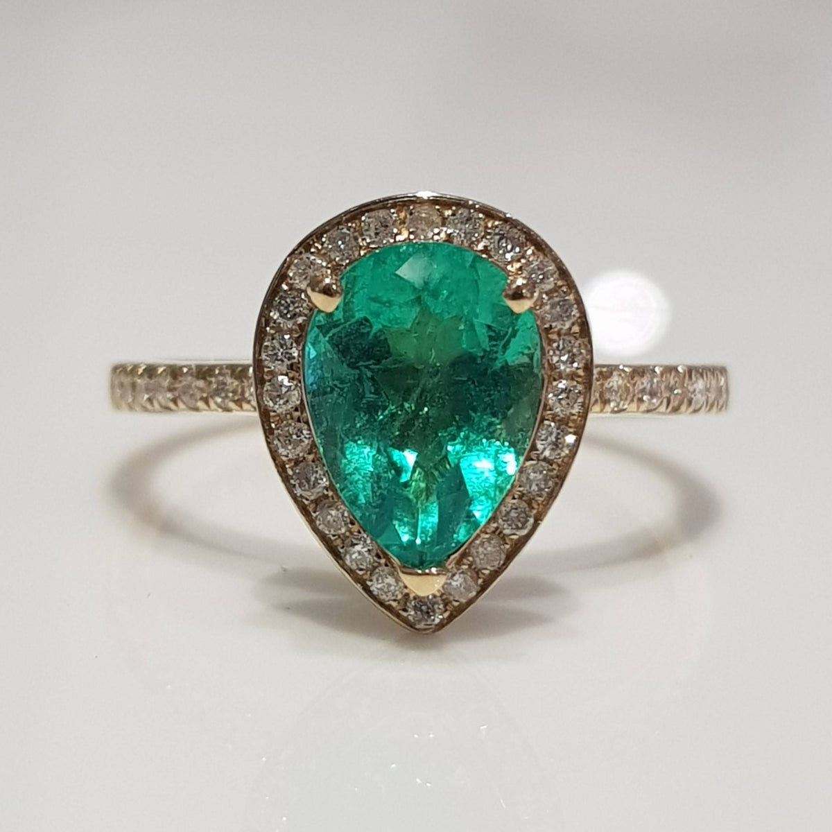 18K Yellow Gold Colombian Emerald  Diamond Ring set.