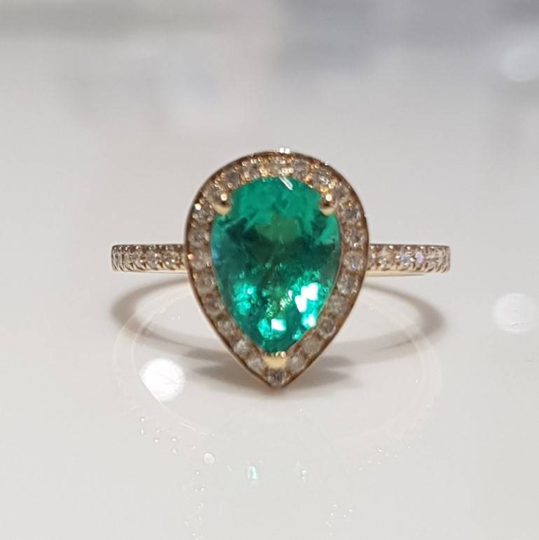 18K Yellow Gold Colombian Emerald  Diamond Ring set.