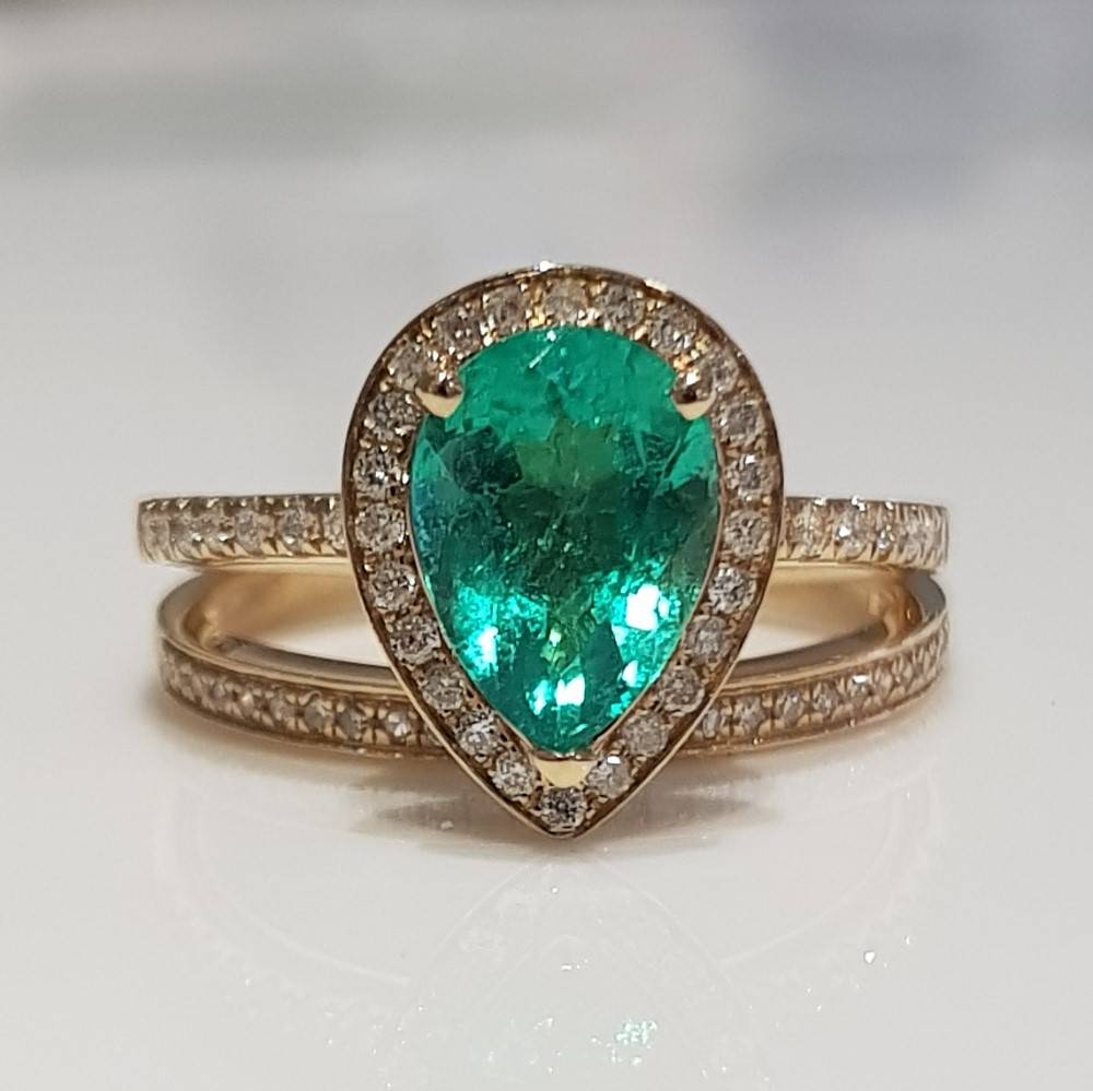 18K Yellow Gold Colombian Emerald  Diamond Ring set.