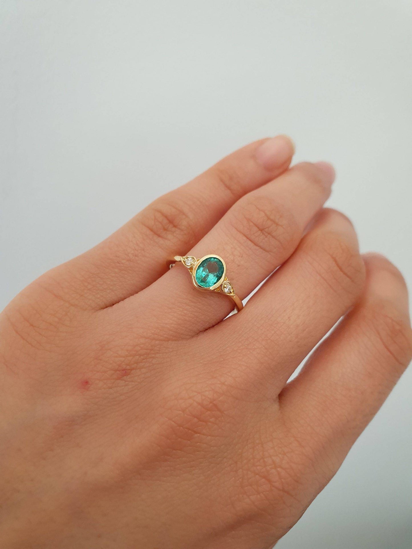 18K Gold Oval Cut Emerald Ring Colombian Emerald and Diamonds Ring