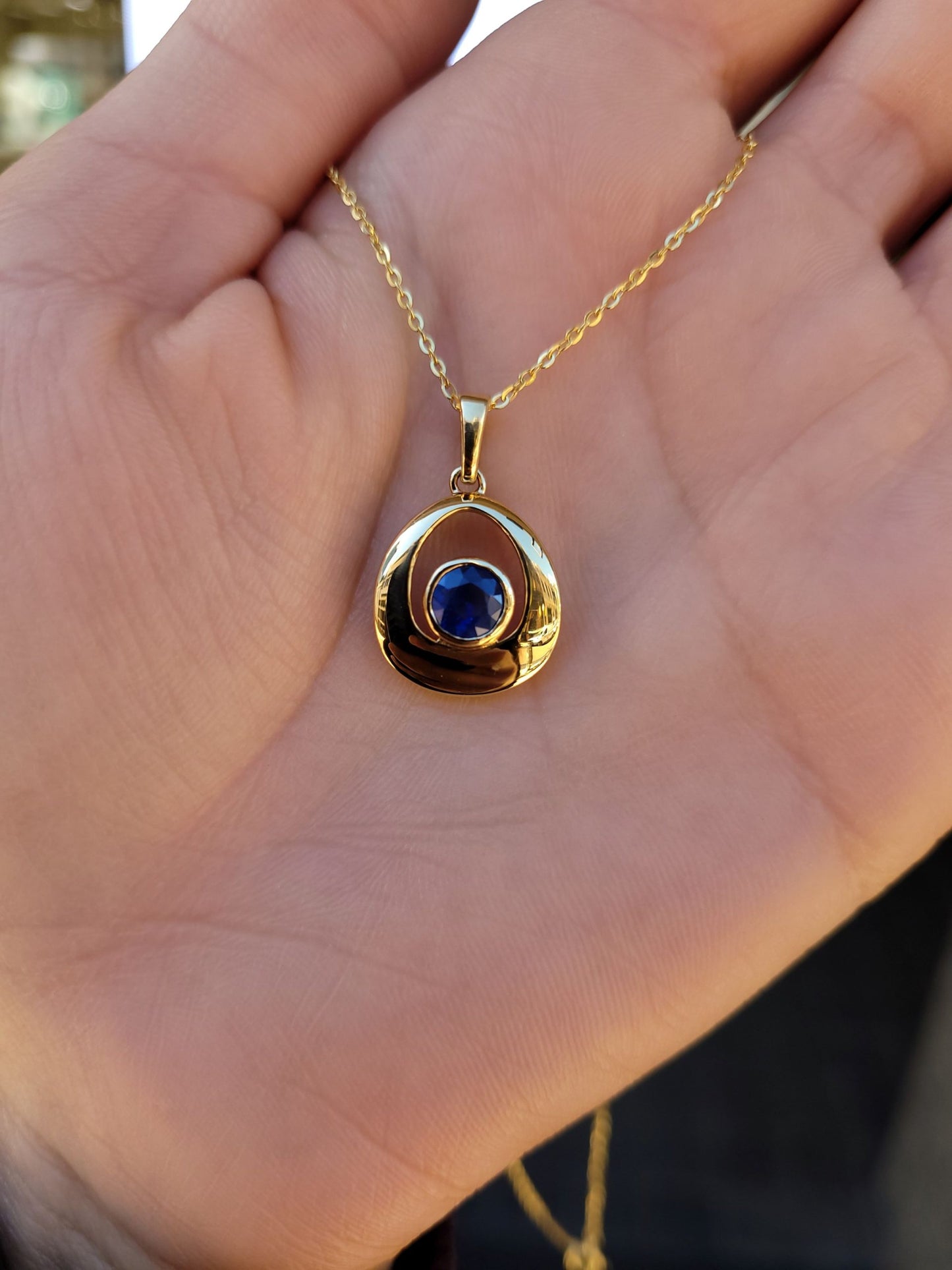 Blue Sapphire Pendant in 18K Yellow Gold – Contemporary Teardrop Design