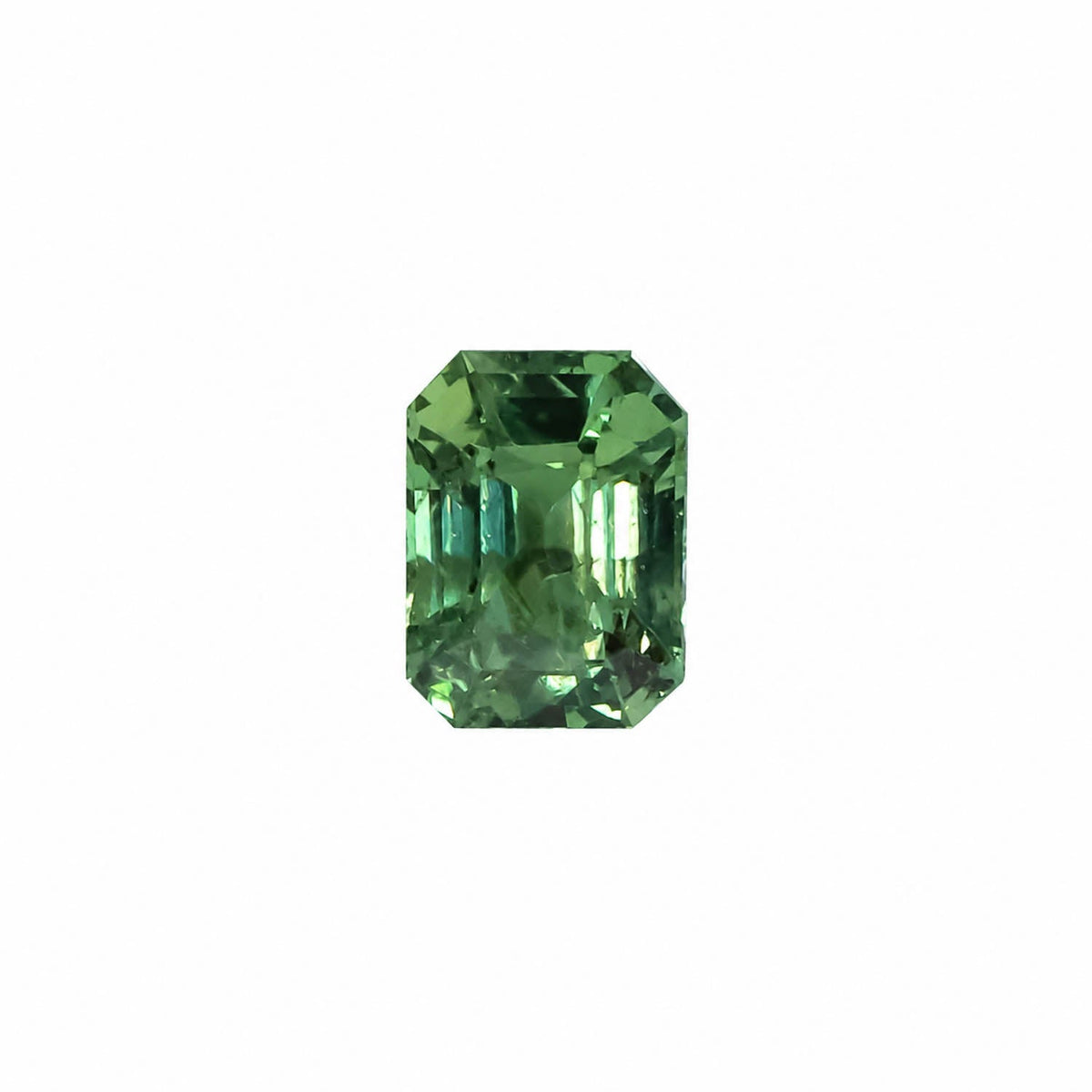 1.04 ct alexandrite photographed in daylight