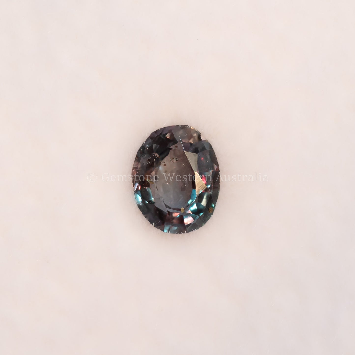 0.20 CT NATURAL ALEXANDRITE - OVAL CUT - MIX LIGHT
