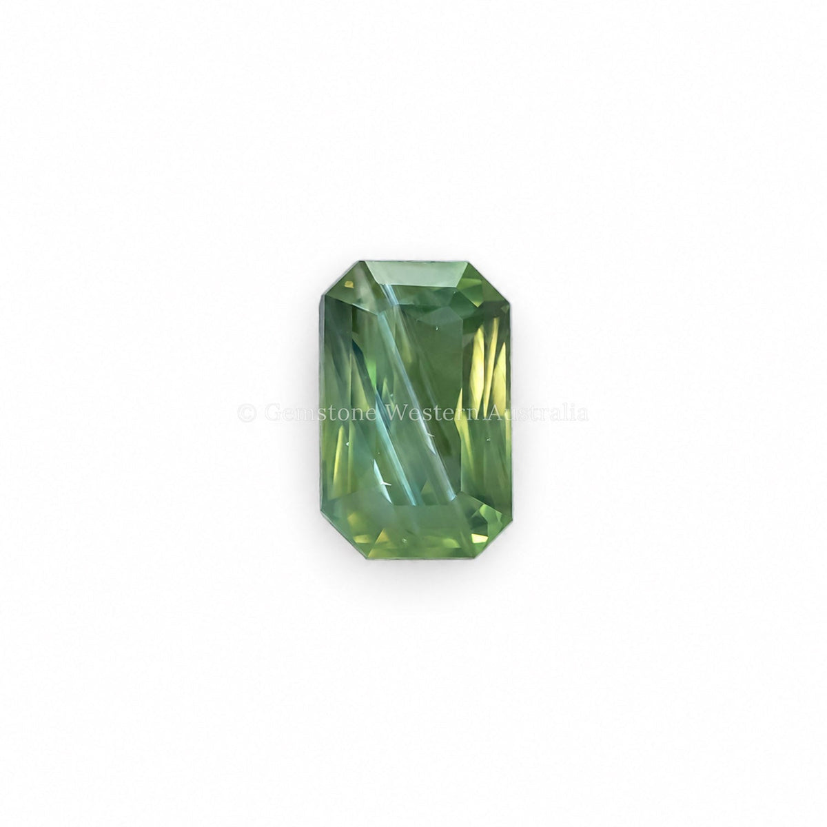 1.46 ct natural alexandrite photographed in daylight