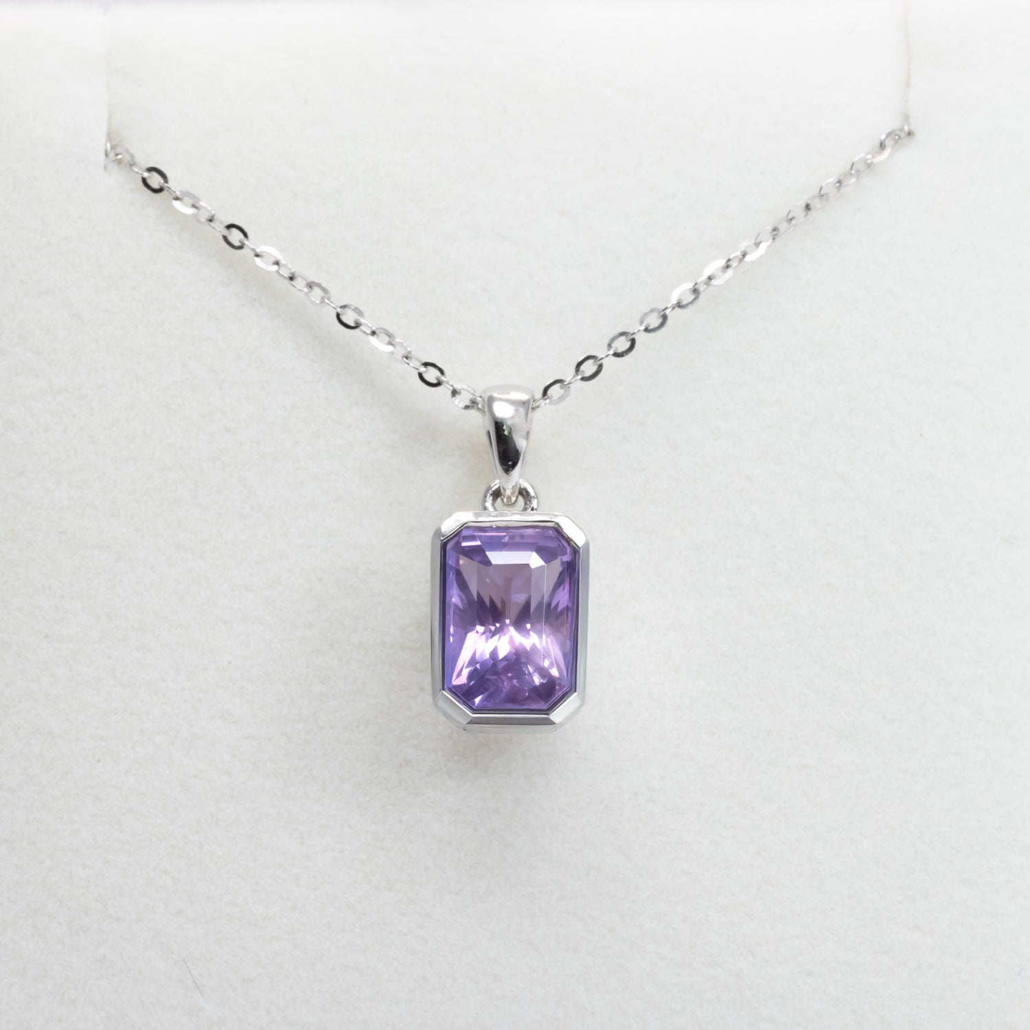 3.10ct unheated Violet Sapphire Pendant in 950 Platinum in white background