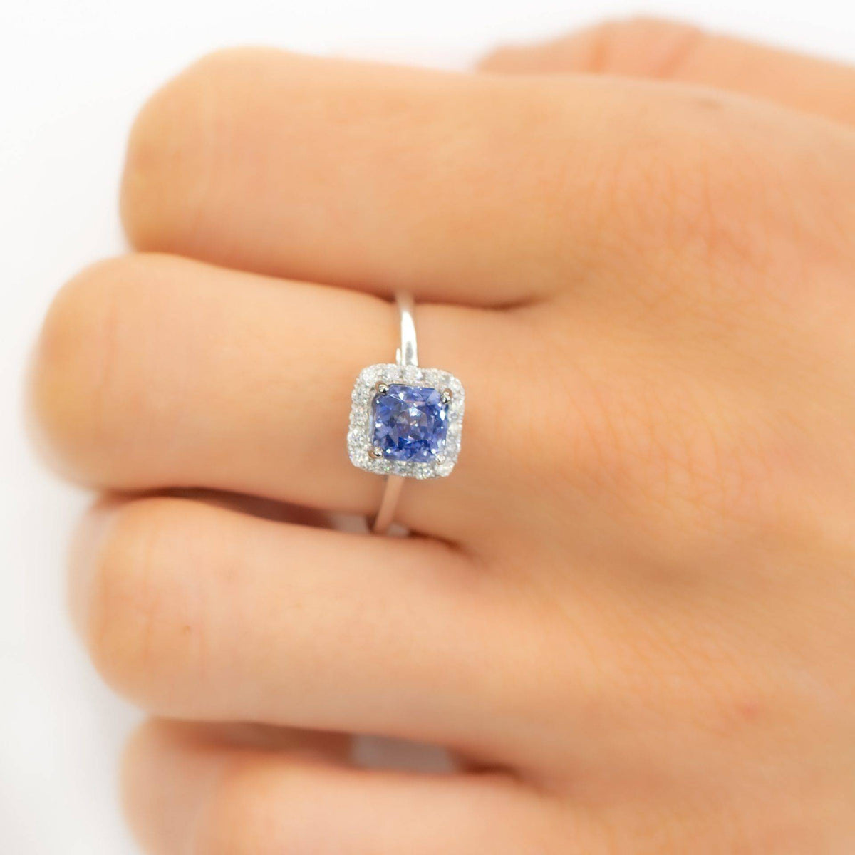 2 Carats Sapphire Halo Ring in 18K White Gold